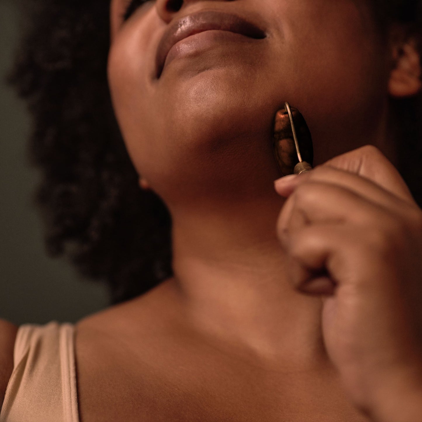 DB342 Dr Botanicals Tiger Eye Harmony & Balancing Facial Roller Gold Metal Handle